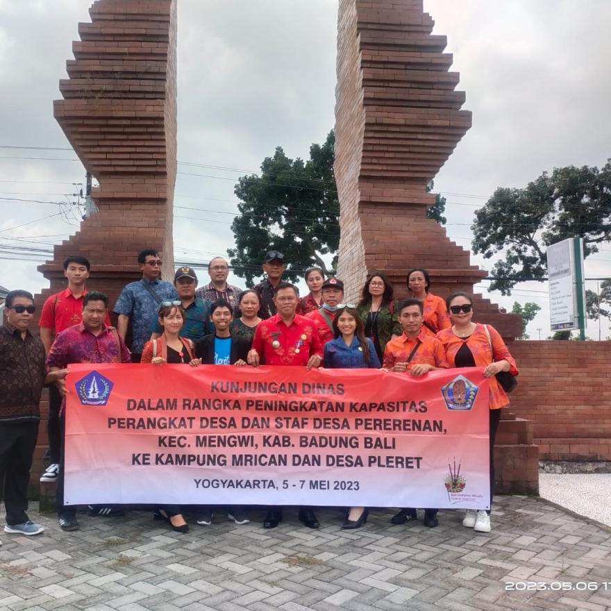 Perangkat dan Staff Desa Pererenan Kecamatan Mengwi Badung Bali kunjungi Gerbang Pleret